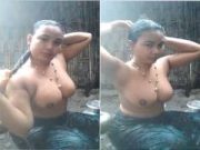 Desi Village Girl Record her Bathing Video