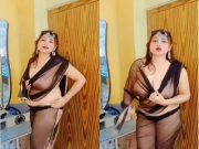 Desi Bhabhi Showing Boobs