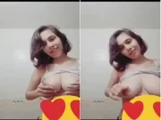 Desi Girl Shows her Boobs