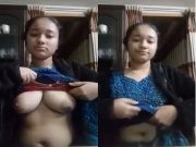 Desi Girl Shows Her Boobs