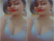 Hot Desi Girl Shows Her Boobs