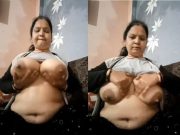 Huge booby Indian aunty sex mood viral boob play